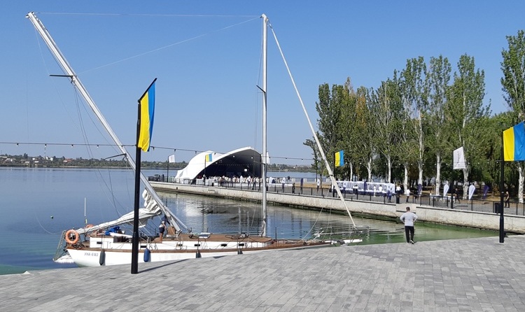 12 UnoSpace half-open