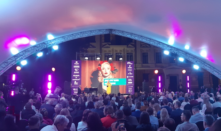 28 UnoSpace half-open