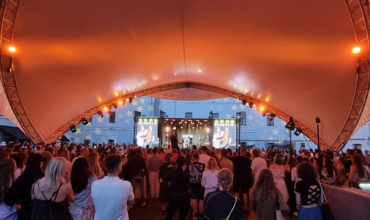 32 UnoSpace half-open