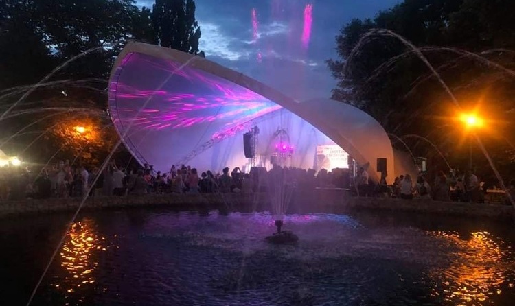 032-unospace half-open